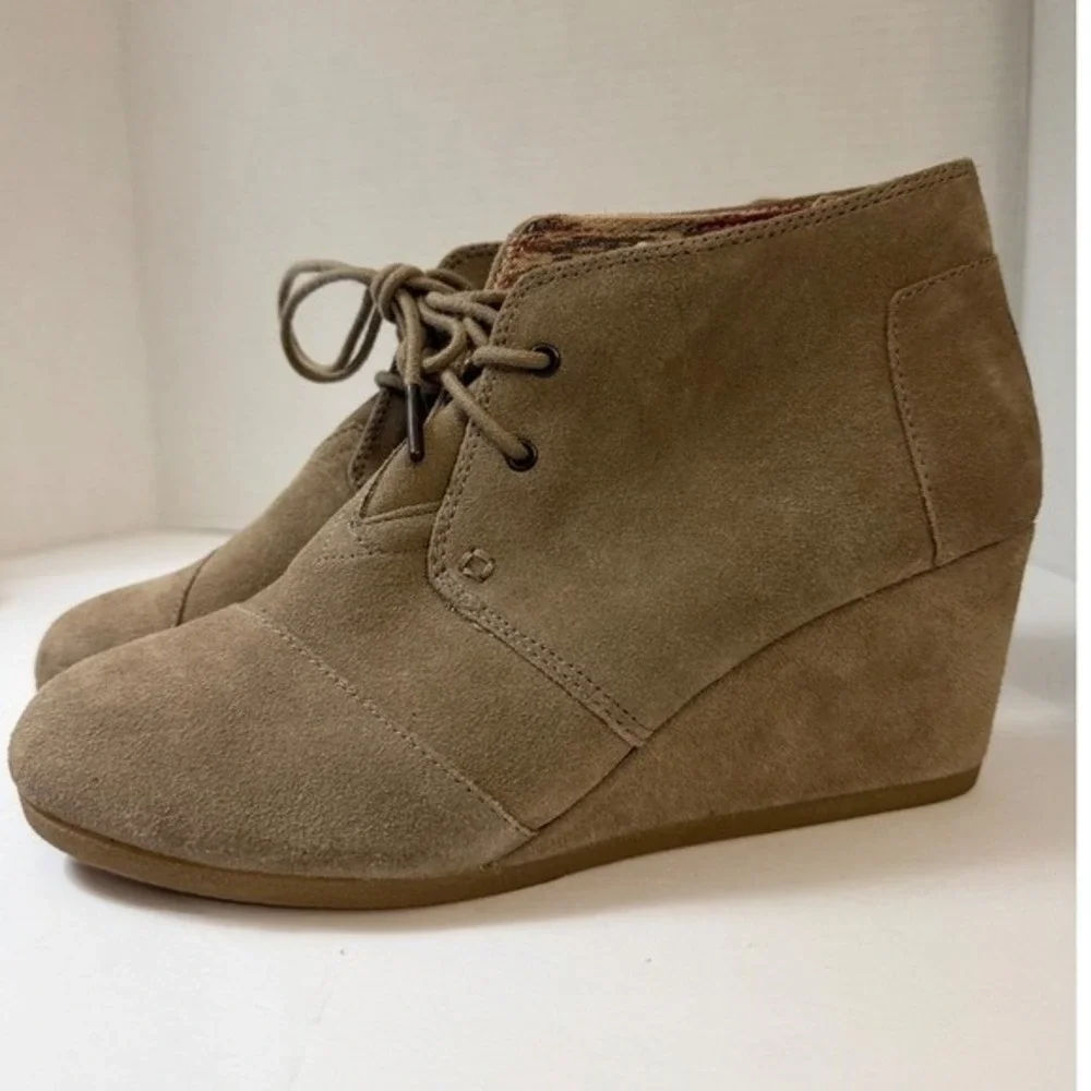 TOMS Desert Wedge Taupe Suede Lace Up Ankle Booties Womens 9.5 741115
